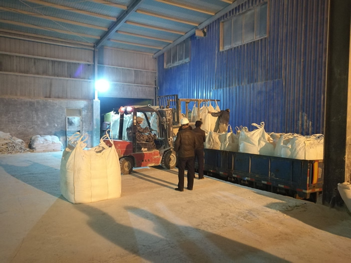 客戶要貨急晚上23點裝卸工還在加班中-第1張-員工風采-淄博雙威化工